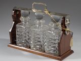 un porte-bouteilles en bois et en verre pouvant contenir quatre bouteilles