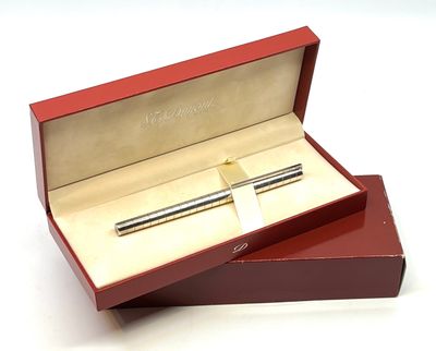 ST DUPONT. Stylo plume modèle Olympio en métal argenté à décor annelé. - Photo 1