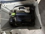une valise qui se trouve à l'intérieur d'un carton