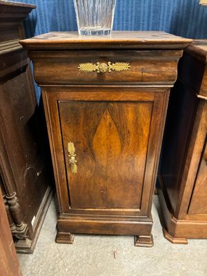 une armoire en bois surmontée d'une vitrine