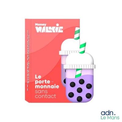 un gros plan sur un carton de lait aux bulles avec une paille