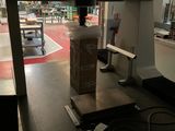 une photo d'une table sur laquelle est posée une lampe, dans un magasin