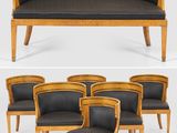 six chaises et un banc avec des assises en cuir noir
