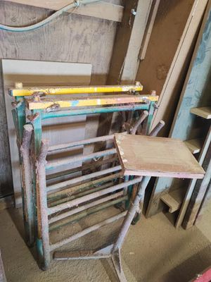 un meuble équipé d'une étagère, dans une pièce