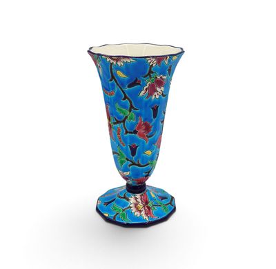 une image représentant un vase bleu orné de fleurs