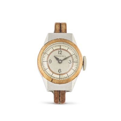 une image d'un gros plan d'une montre-bracelet sur un fond blanc