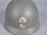 un vieux casque avec un trou au milieu
