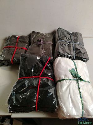 une pile de cadeaux emballés posée sur une table