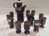 beaucoup de tasses et une théière sur la table