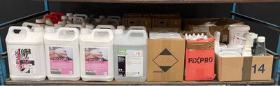 de nombreuses bouteilles de liquide sur une étagère dans un magasin