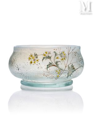 un saladier en verre orné d'un motif floral