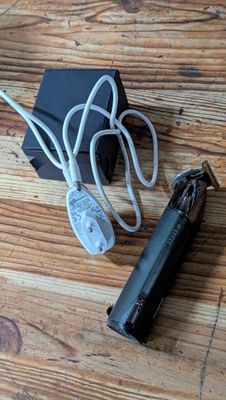 un briquet et un chargeur posés sur un parquet