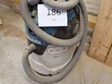 un aspirateur posé par terre