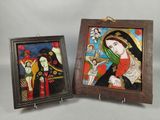 deux tableaux encadrés représentant la Vierge Marie et Jésus, posés sur une table