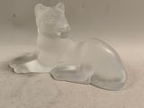 une figurine en verre représentant un chat assis sur une table