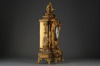 GARNITURE DE CHEMINEE en bronze doré constitué d'une pendule… (photo 3)