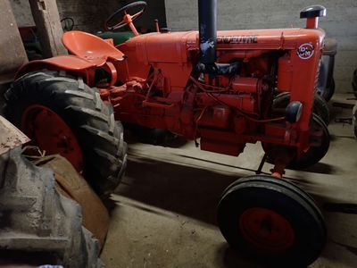 un tracteur rouge garé dans un garage