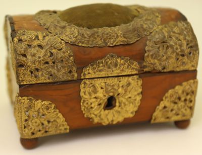 une petite boîte en bois ornée de motifs dorés
