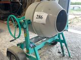 une bétonnière qui se trouve dans un garage