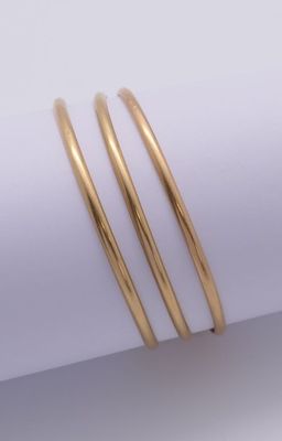 3 bracelets joncs en or jaune 750. - Photo 1