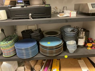 de nombreuses assiettes et bols sur une étagère dans un magasin