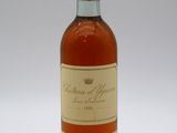 l'image d'une bouteille de vin posée sur une table