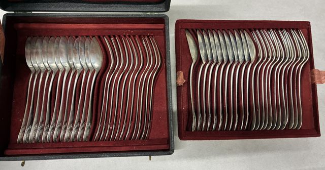 Ménagère en argent minerve comprenant 23 fourchettes et 23 cuillè