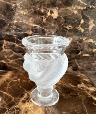 LALIQUE Vase sur piédouche, modèle Ermenonville, en cristal …