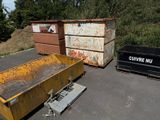 deux bennes à ordures placées l'une à côté de l'autre au bord de la route
