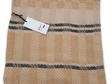 une couverture beige et noire avec une étiquette