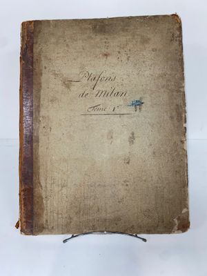 un vieux livre posé sur une table blanche