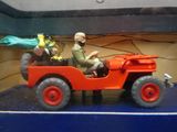 une jeep miniature avec un homme et une femme à bord