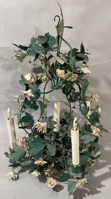 un lustre composé de fleurs et de bougies posé sur une table
