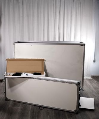 une boîte posée sur un lit dans une chambre