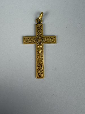 Pendentif croix en métal doré à décor d'un calice et d'entre…