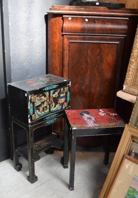 deux petites tables placées l'une à côté de l'autre