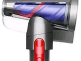 un gros plan d'un aspirateur sur lequel brille un voyant rouge