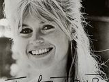 photographie en noir et blanc d'une femme souriante aux cheveux longs