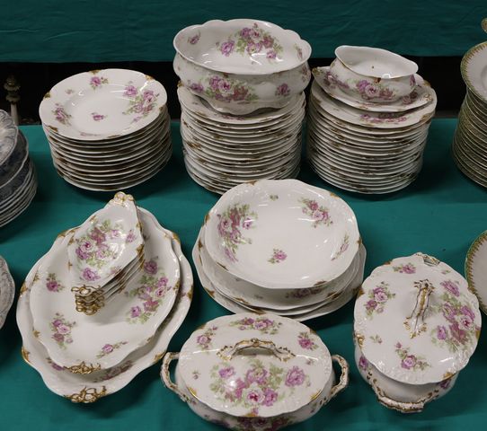 Porcelaine de Limoges HM de M : partie de service de table à déco...