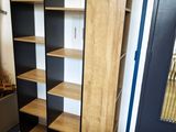 une grande bibliothèque en bois dans un coin de la pièce