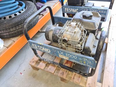 un petit moteur posé sur une palette dans un garage