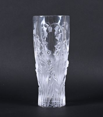 un verre transparent orné d'un motif sur fond noir