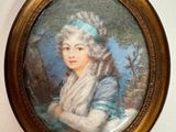 portrait d'une femme en robe bleue, dans un cadre doré