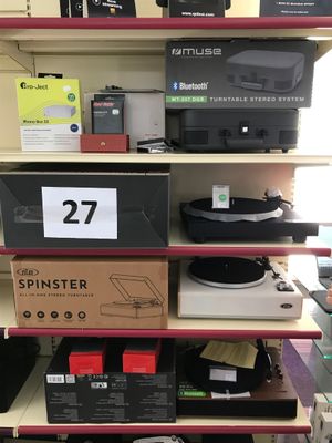 de nombreux types d'appareils électroniques sur les rayons du magasin