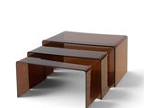 trois tables gigognes en verre brun sur fond blanc