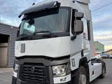 un camion blanc garé dans un parking