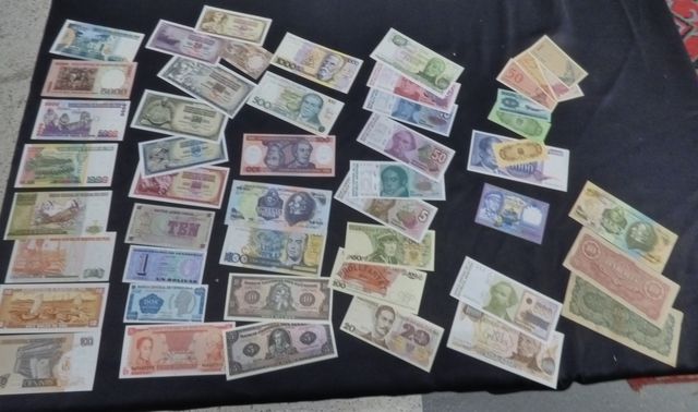 50 billets étrangers : Uruguay, Indonésie, Argentine, Pologne, Br...