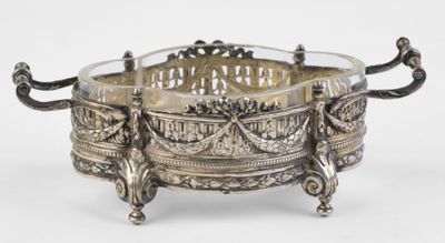 une assiette en argent ancienne avec des poignées et des poignées sur un support