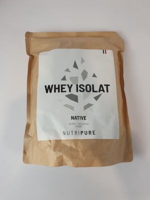 un sachet d'isolat de lactosérum posé sur une table