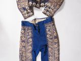 une image représentant un costume bleu et or avec un pantalon bleu